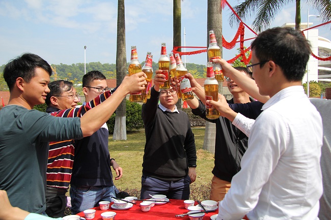 歡聚一堂，把酒言歡